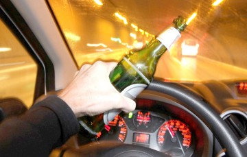 TREI ACCIDENTE din cauza alcoolului. Un șofer s-a oprit cu autoturismul în ȘANȚ, altul a lovit trei mașini PARCATE